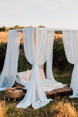 Güzel ahşap yatak, beyaz yatak ve doğa örtüsü köyde.