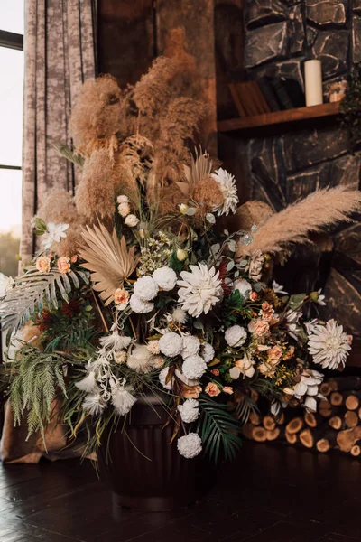 Vaas met gedroogde bloemen staat op een houten tafel in het interieur — Stockfoto