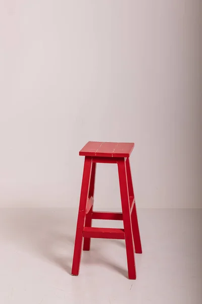 Sedia in legno rosso si trova su uno sfondo bianco nella stanza — Foto Stock