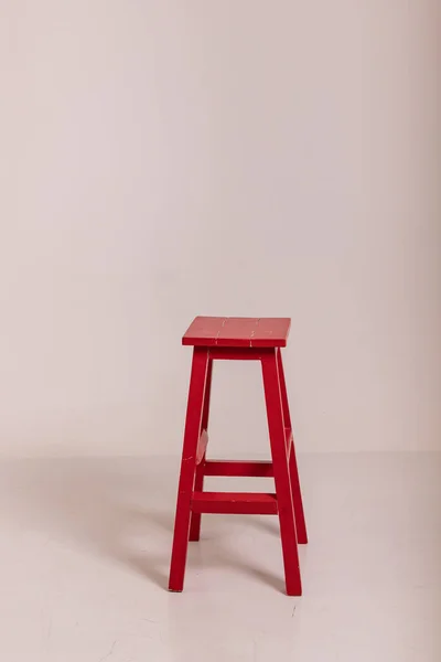 Sedia in legno rosso si trova su uno sfondo bianco nella stanza — Foto Stock