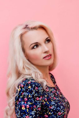 Pembe arka planda retro tarzında güzel bir sarışın.