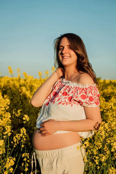 Mladá Krásná Žena Národní Ukrajinské Oblečení Krásné Žluté Řepkové Pole — Stock fotografie