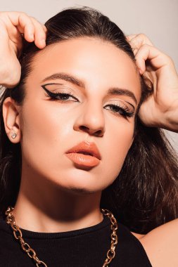 Temiz cilt. Profesyonel makyaj. Güzel bir genç kadın.