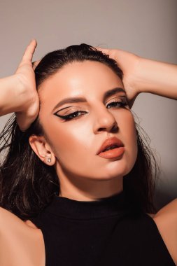 Temiz cilt. Profesyonel makyaj. Güzel bir genç kadın.