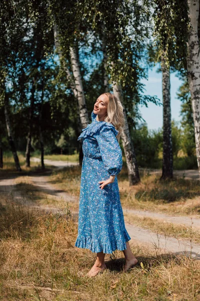 Uma Mulher Com Pés Descalços Estilo Rústico Birch Grove Fundo — Fotografia de Stock