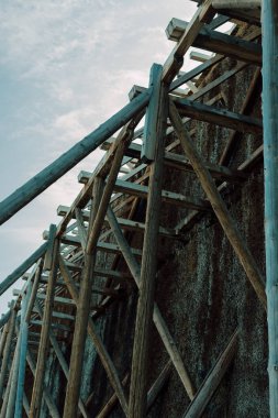 Eski bina. Bol su ve nem var. Tuz madeni üretimi.