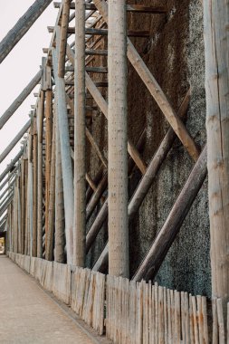 Eski bina. Bol su ve nem var. Tuz madeni üretimi.