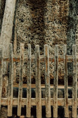 Eski bina. Bol su ve nem var. Tuz madeni üretimi.