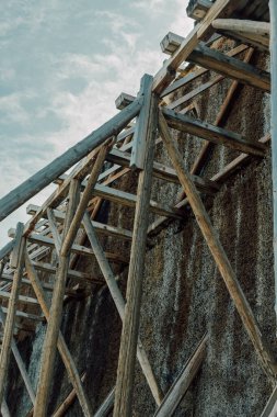 Eski bina. Bol su ve nem var. Tuz madeni üretimi.