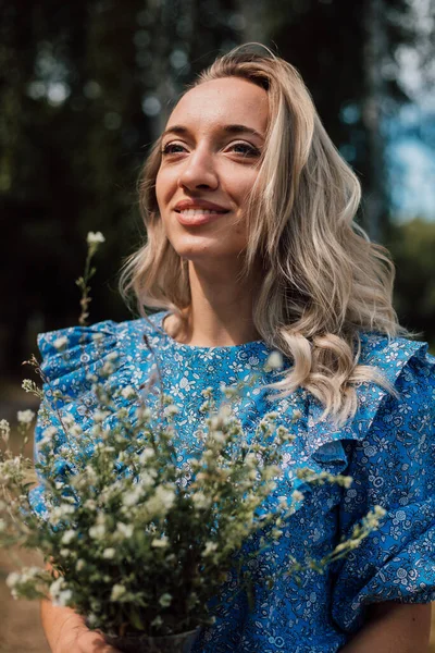 Ein Blondes Mädchen Steht Wald Und Betrachtet Die Blumen Gibt — Stockfoto