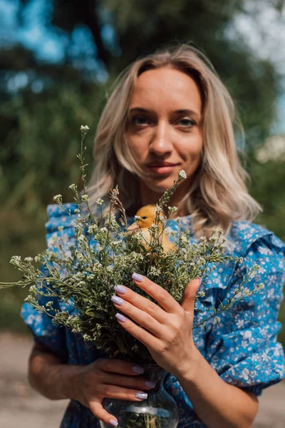 Uma Jovem Menina Bonita Segura Buquê Flores Silvestres Suas Mãos — Fotografia de Stock