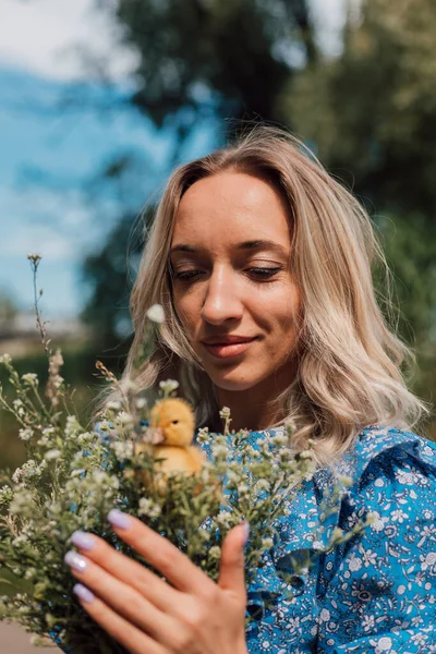Ein Junges Schönes Mädchen Hält Einen Strauß Wildblumen Ihren Händen — Stockfoto