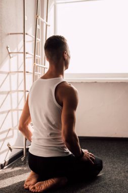 Kaslar ellerde açıkça görülebilir. Spor egzersizleri yapıyor.