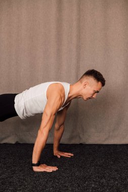 Vücudu gergin. Kol ve boyun kasları açıkça görülüyor. Yan görünüm