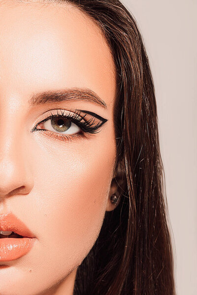 Чистая кожа. Профессиональная косметика. Красивая молодая женщина