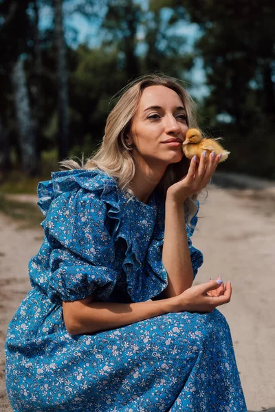 Linda Jovem Loira Vestido Azul Floresta Com Patinhos Foto Alta — Fotografia de Stock