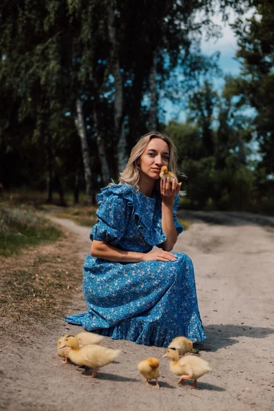 Linda Jovem Loira Vestido Azul Floresta Com Patinhos Foto Alta — Fotografia de Stock