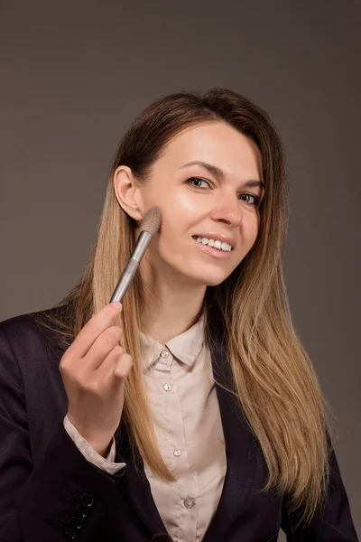 Young Beautiful Woman Puts Cosmetics Her Face Brush High Quality — Stock Photo, Image