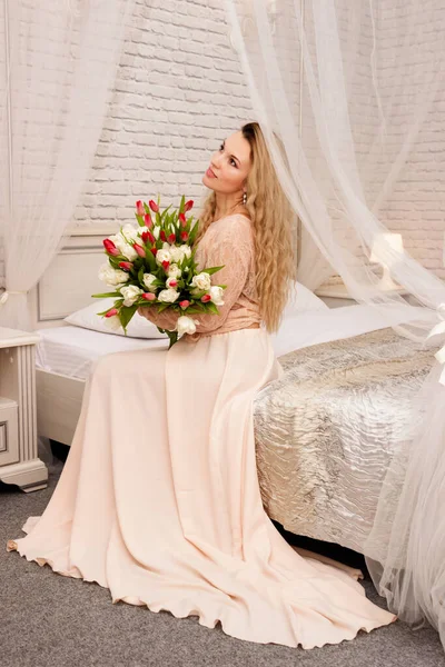 Beautiful Young Blonde Light Dress Bouquet Tulips Her Hands She — 스톡 사진