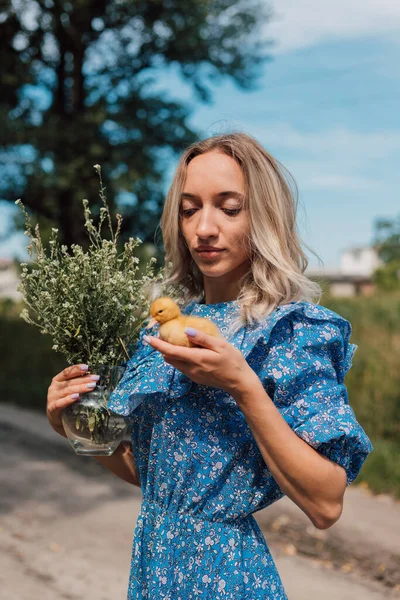 Une Jeune Belle Fille Tient Dans Ses Mains Bouquet Fleurs — Photo