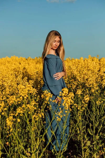 Het Meisje Kantelde Haar Hoofd Kijkt Naar Haar Schouder Haar — Stockfoto