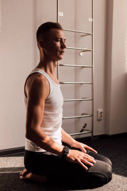 Kaslar ellerde açıkça görülebilir. Spor egzersizleri yapıyor.