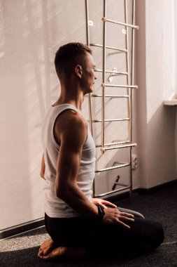 Kaslar ellerde açıkça görülebilir. Spor egzersizleri yapıyor.