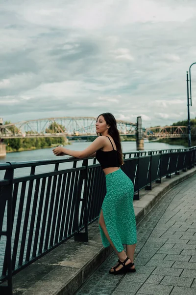 Menina Fica Apoiada Ponte Olha Para Distância Cidade Velha Pôr — Fotografia de Stock