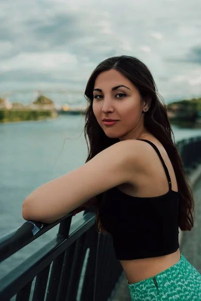 Femme Penche Sur Pont Regarde Dans Caméra Elle Porte Shirt — Photo