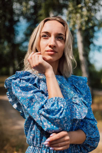 Portrait Une Jeune Belle Femme Blonde Dans Forêt Pleine Nature — Photo