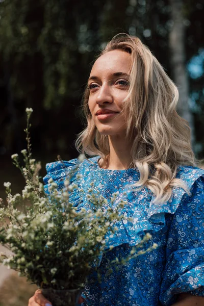 Eine Junge Schöne Frau Einem Blauen Kleid Hält Wilde Blumen — Stockfoto