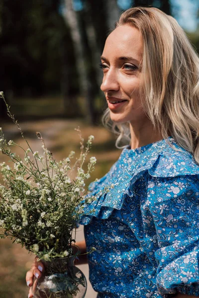 Eine Junge Schöne Frau Einem Blauen Kleid Hält Wilde Blumen — Stockfoto