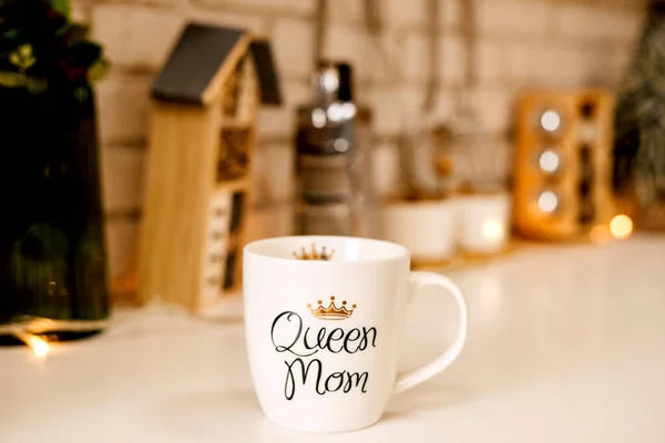 Uma Xícara Branca Com Inscrição Queen Mama Fica Sobre Mesa — Fotografia de Stock