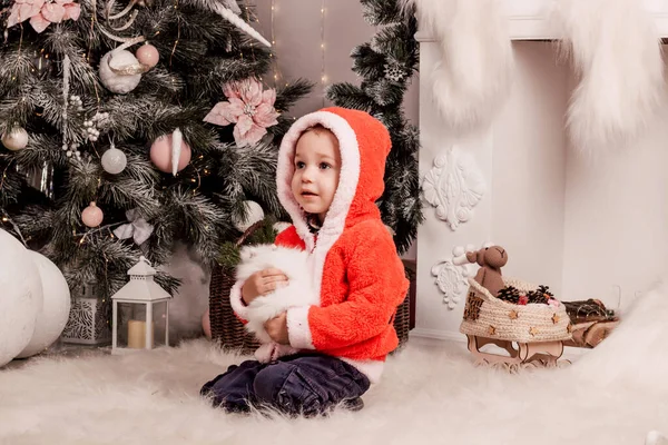 Niño Con Disfraz Papá Noel Sienta Cerca Árbol Navidad Con —  Fotos de Stock