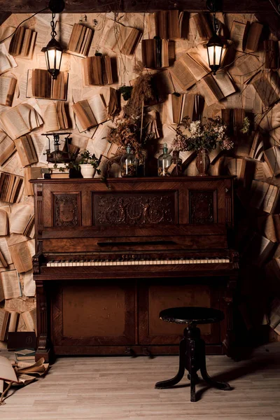 Vecchio Pianoforte Una Stanza Buia Sono Sacco Libri Sui Muri — Foto Stock