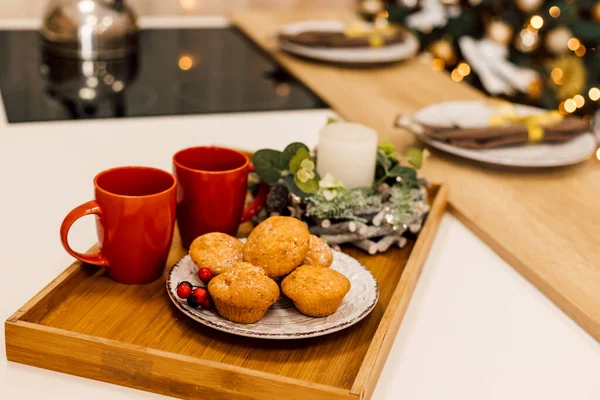 桌上有一盘松饼 两杯红杯和一支蜡烛 新年餐桌的布置 高质量的照片 — 图库照片