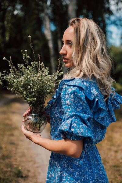 Een Jonge Mooie Vrouw Een Blauwe Jurk Houdt Wilde Bloemen — Stockfoto