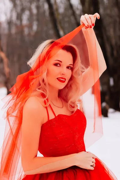 Une Belle Jeune Blonde Dans Une Robe Rouge Luxuriante Dresse — Photo