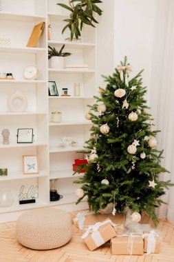 Yeni yıl arifesi oturma odasında, aydınlık bir odada. Yüksek kalite fotoğraf