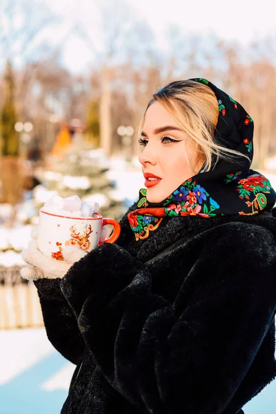 Uma Menina Fica Lado Fora Dia Gelado Ensolarado Nevado Nas — Fotografia de Stock