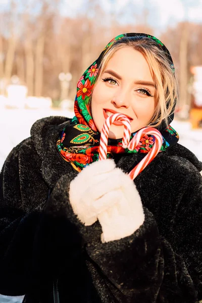 Uma Menina Fica Lado Fora Dia Gelado Ensolarado Nevado Nas — Fotografia de Stock