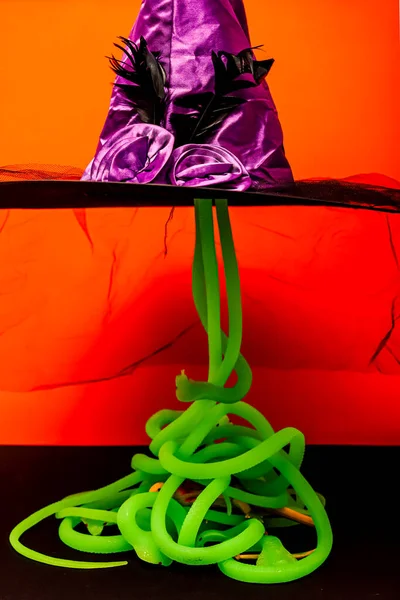 Cappello Strega Viola Con Serpenti Verde Chiaro Orrori Halloween Sfondo — Foto Stock