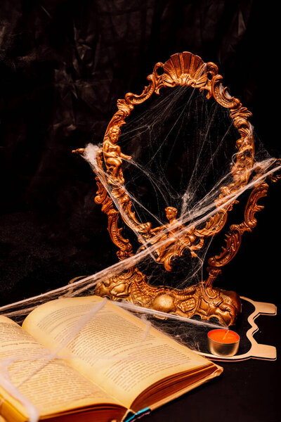 Хэллоуин книга композиция, паутина, старый винтажный кадр на черном фоне. Высокое качество фото