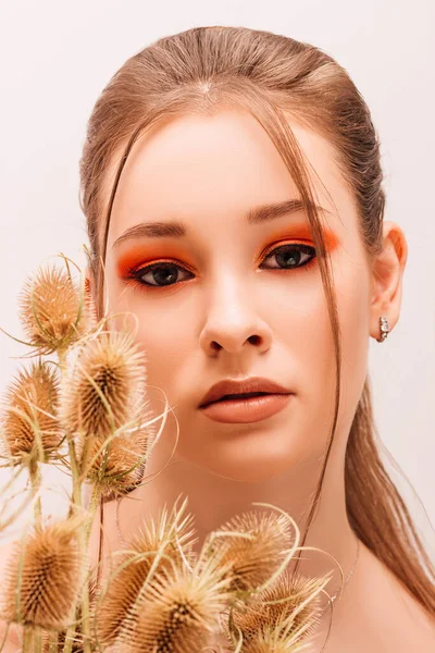 Menina Segura Flores Secas Perto Seu Rosto Retrato Uma Jovem — Fotografia de Stock