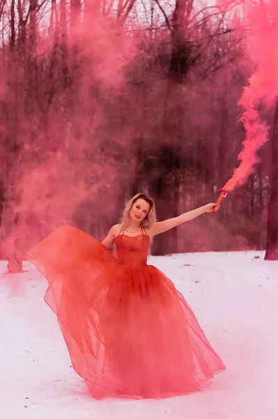 Uma Bela Jovem Loira Vestido Vermelho Exuberante Fica Uma Floresta — Fotografia de Stock