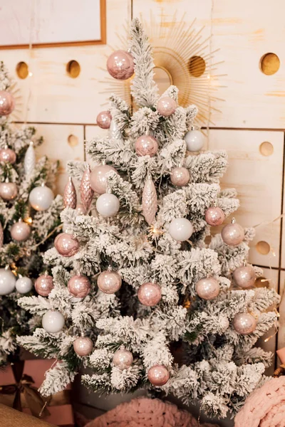 Bela Árvore Natal Decorada Com Guirlandas Interior Casa Foto Alta — Fotografia de Stock