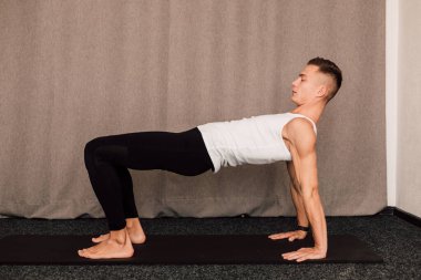 Genç yakışıklı bir atlet kapalı bir barda duruyor. Yüksek kalite fotoğraf