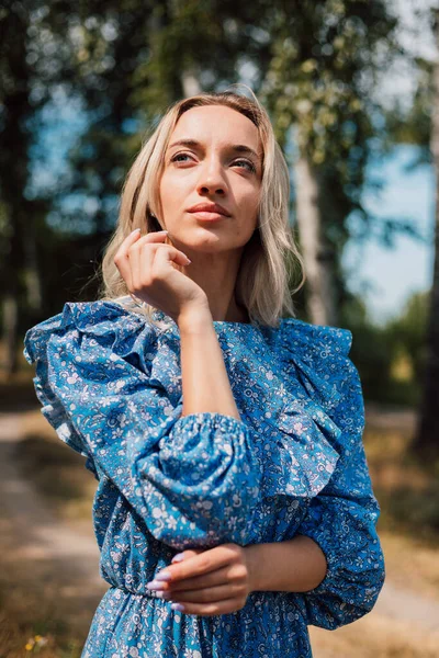 Retrato Uma Jovem Mulher Loira Bonita Floresta Natureza Foto Alta — Fotografia de Stock