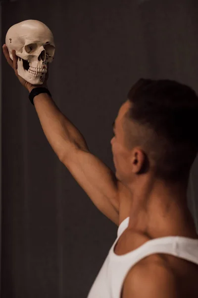 Biała Czaszka Rękach Mężczyzny Anatomia Wysokiej Jakości Zdjęcie — Zdjęcie stockowe
