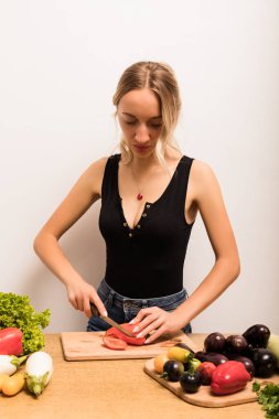 Tahta masada taze sebzeler, biberler, domatesler, patlıcanlar, marul, salatalık, maydanoz var. - Evet. Vejetaryen Günü. Yüksek kalite fotoğraf